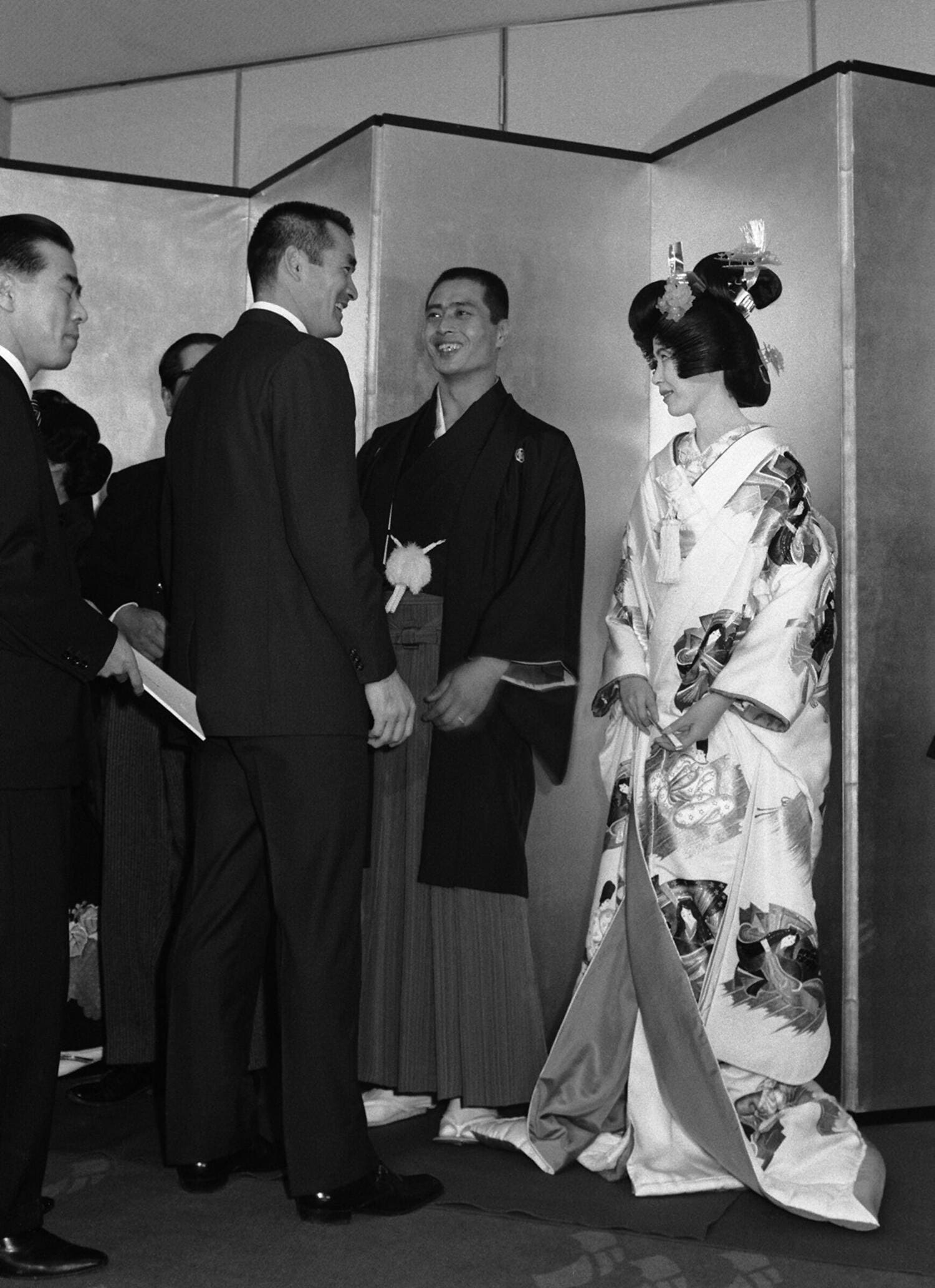 1966年12月1日、結婚披露宴での巨人・王貞治と恭子さん。長嶋茂雄から祝福を受ける（東京・千代田区のホテルニューオータニ）　©JIJI PRESS