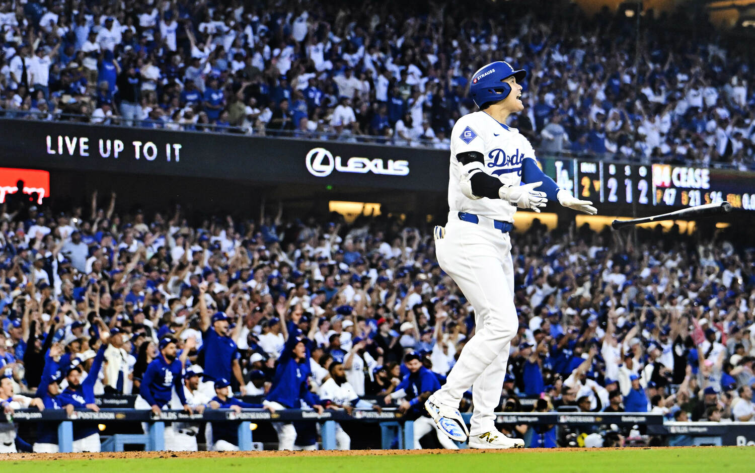 写真は地区シリーズ、パドレスとの第1戦。2回に大谷が同点3ランを放ち、歓喜に沸くドジャースファン　©Getty Images