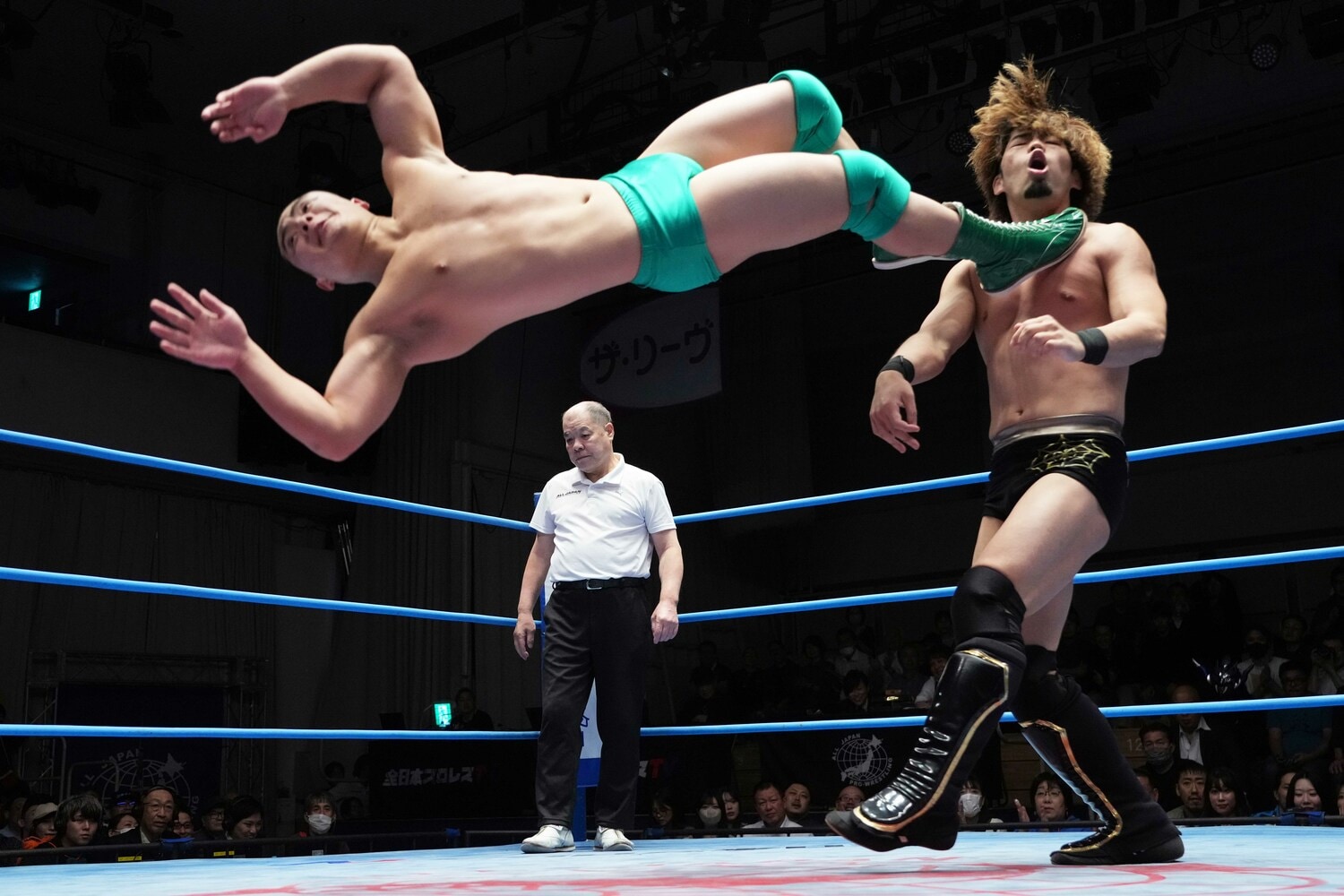 井上凌にキレのいいドロップキックを長尾一大心。2024年10月22日、後楽園ホール　©Essei Hara