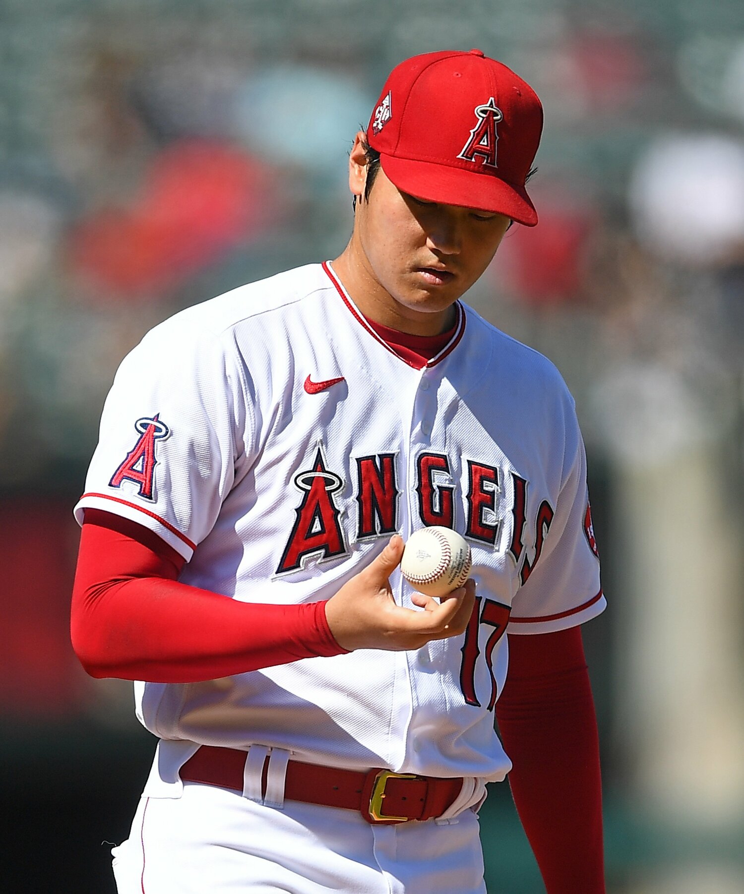 2021シーズンの公式球を握り感触を確かめる大谷翔平