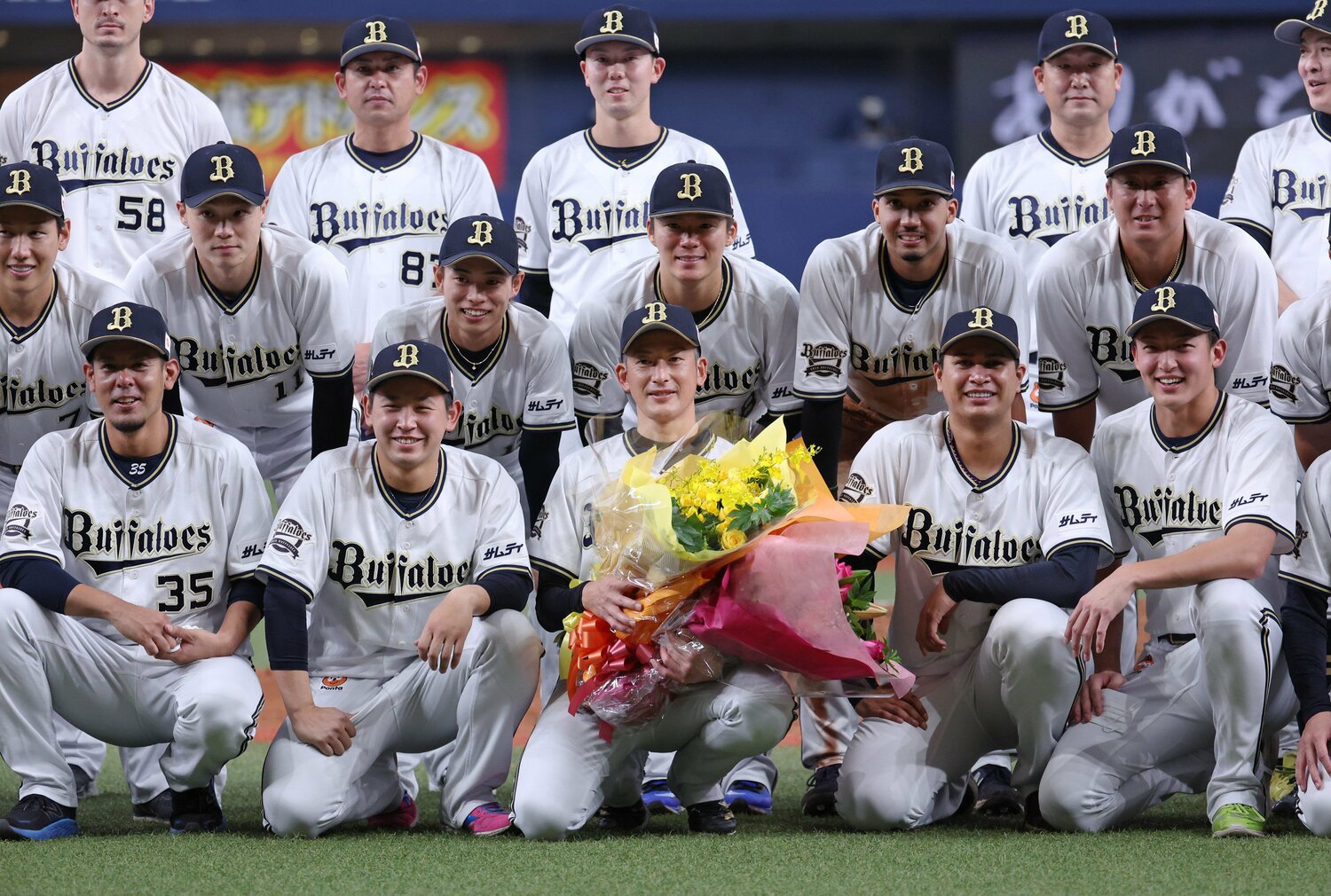2022年9月、能見さんの引退セレモニー。後輩選手たちに囲まれ記念撮影(山崎福は2列目左から2人め) ©︎JIJI PRESS