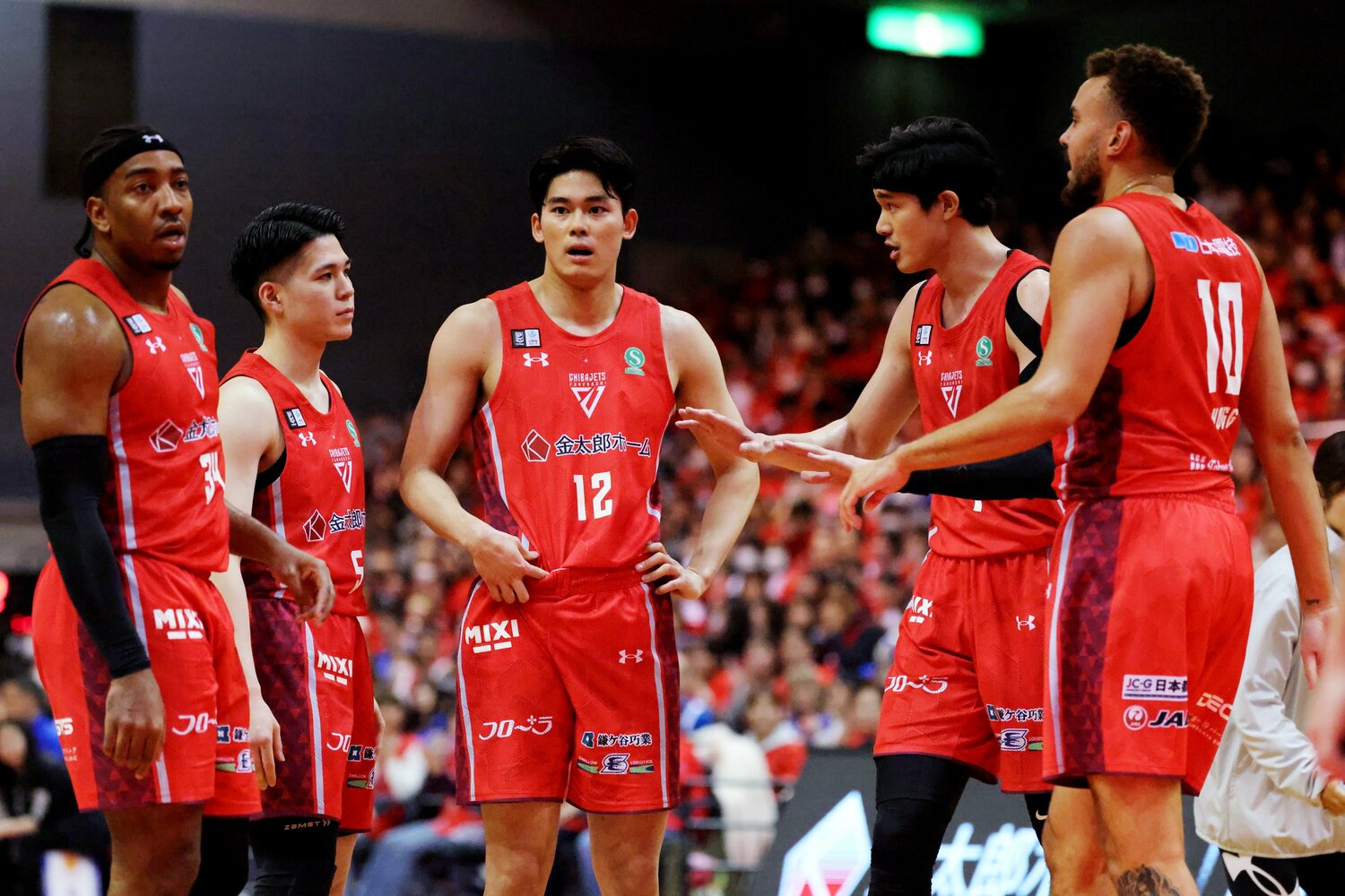 18歳ながら大先輩を相手にしても議論ができる胆力がある瀬川（左から2人目）　©︎AFLO