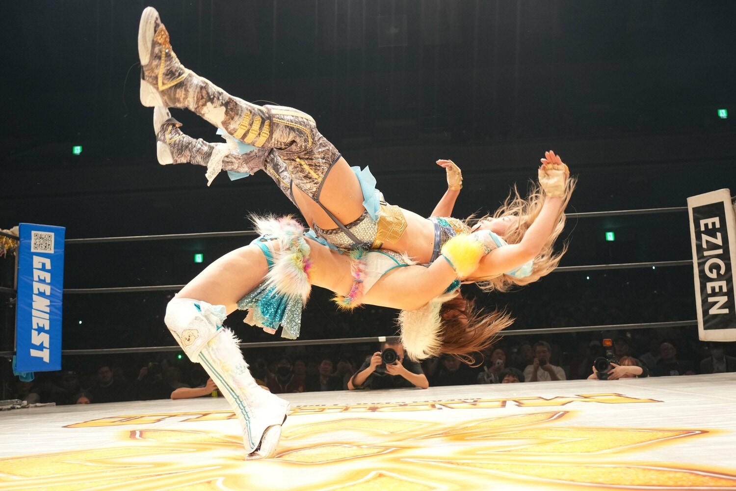 フィニッシュとなった二段式のドラゴンスープレックスをビクトリア弓月に浴びせる岩谷麻優 ©Essei Hara