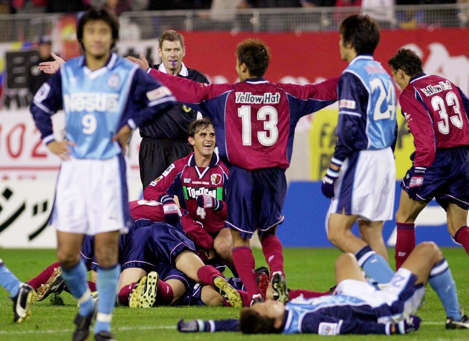 2001年のチャンピオンシップ。延長前半、MF小笠原満男のVゴールで優勝を決め、喜ぶ鹿島イレブンと磐田FW中山ら ©︎JIJI PRESS