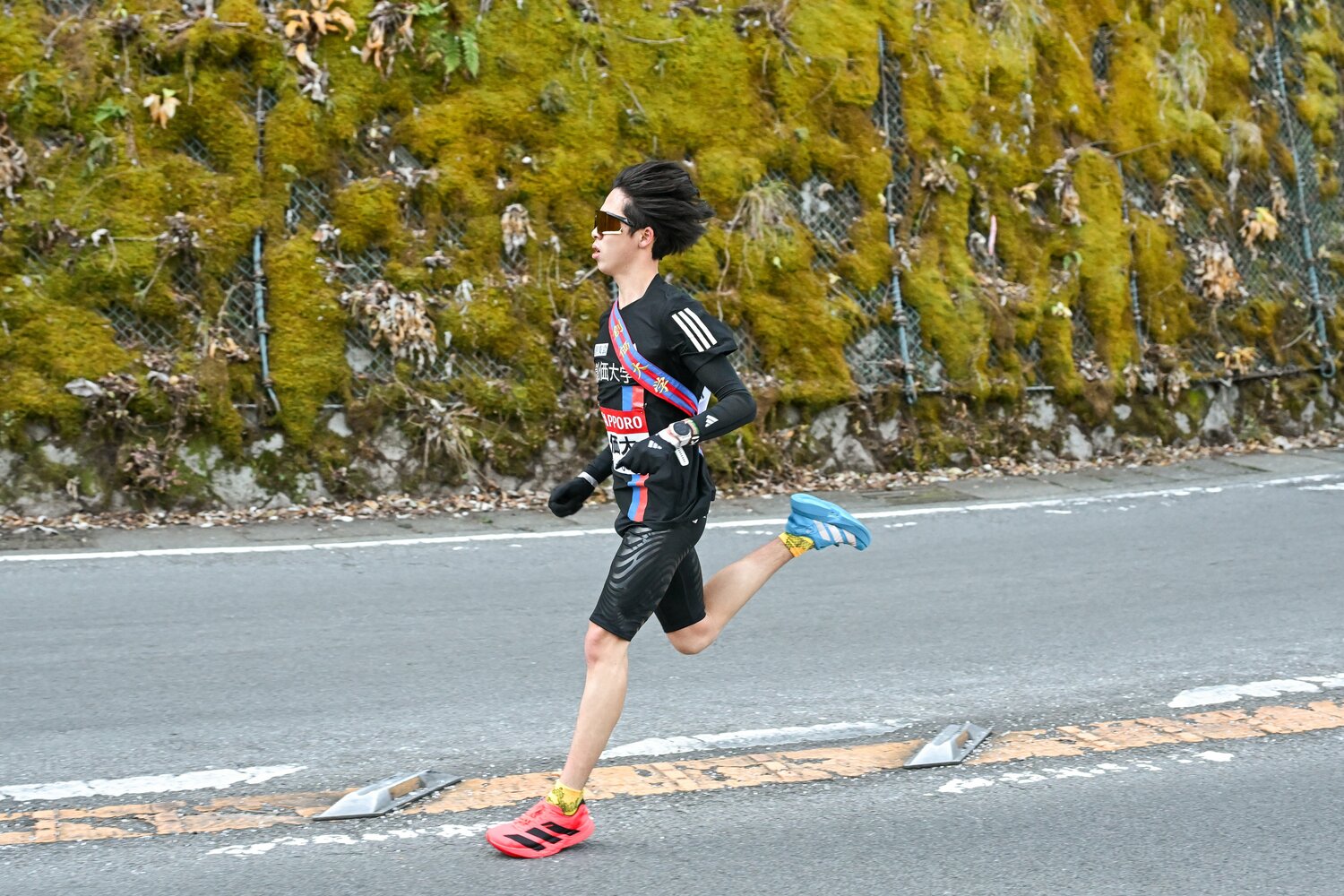 大学のカラーに合わせて左右を赤青に分けたシューズで走ったことも話題を呼んだ　©Nanae Suzuki