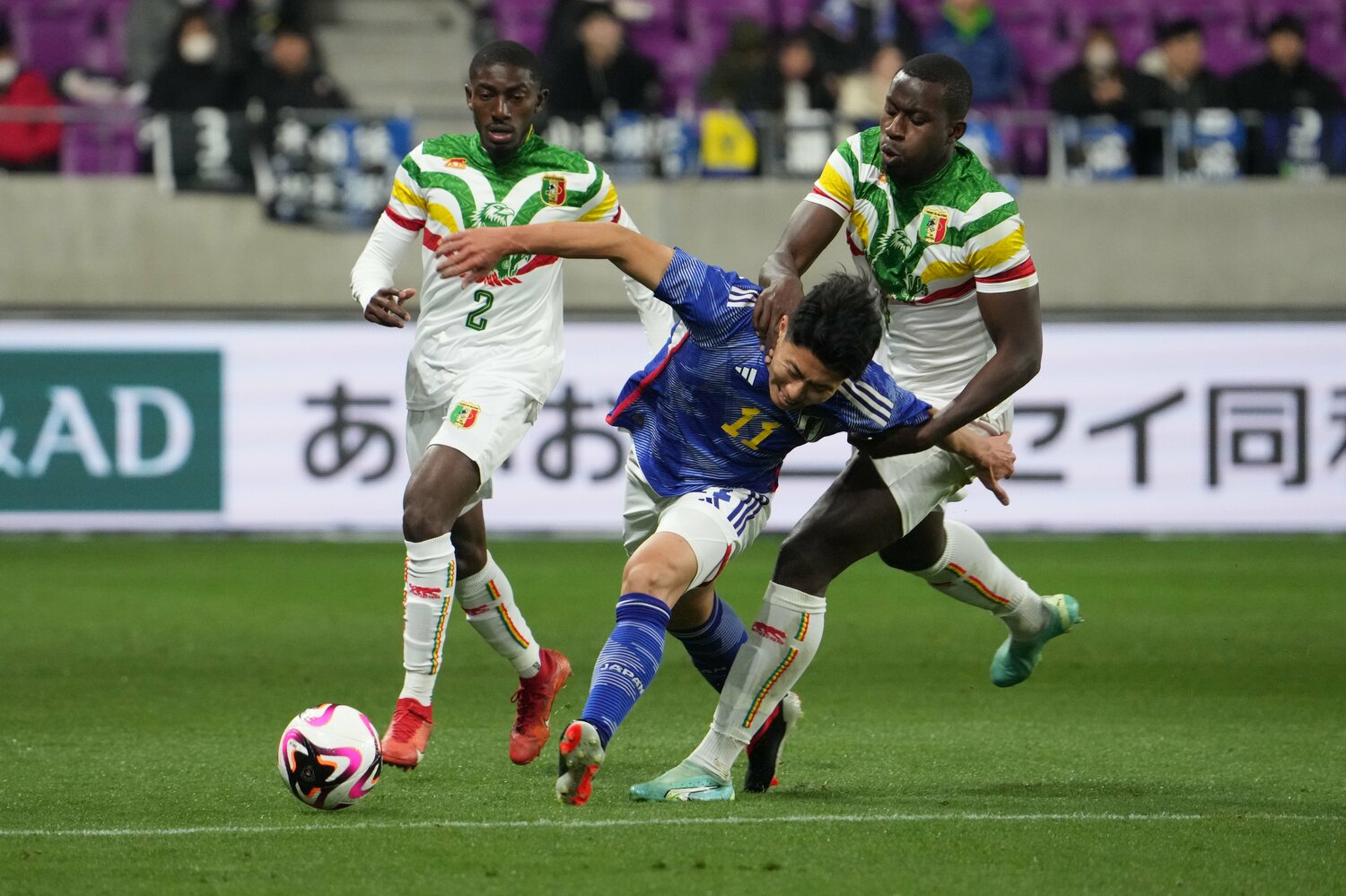 3月のマリ戦でタイトなマークを受ける細谷　©Masashi Hara/Getty Images