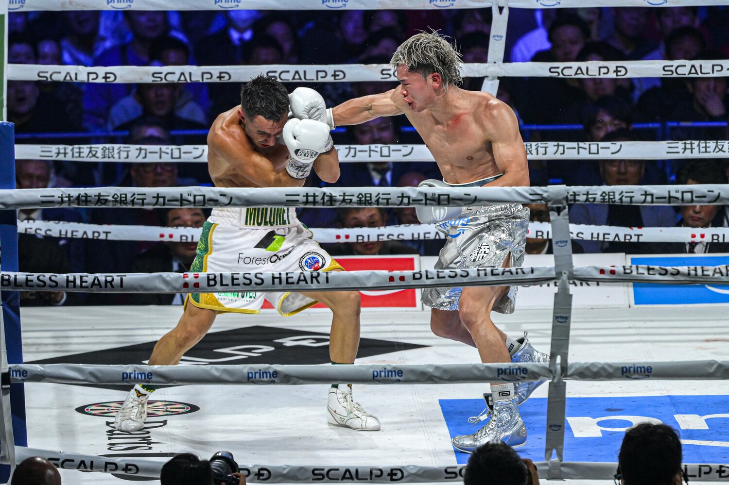 10ラウンド、激しい打ち合いを繰り広げたモロニーと那須川天心　©Takuya Sugiyama
