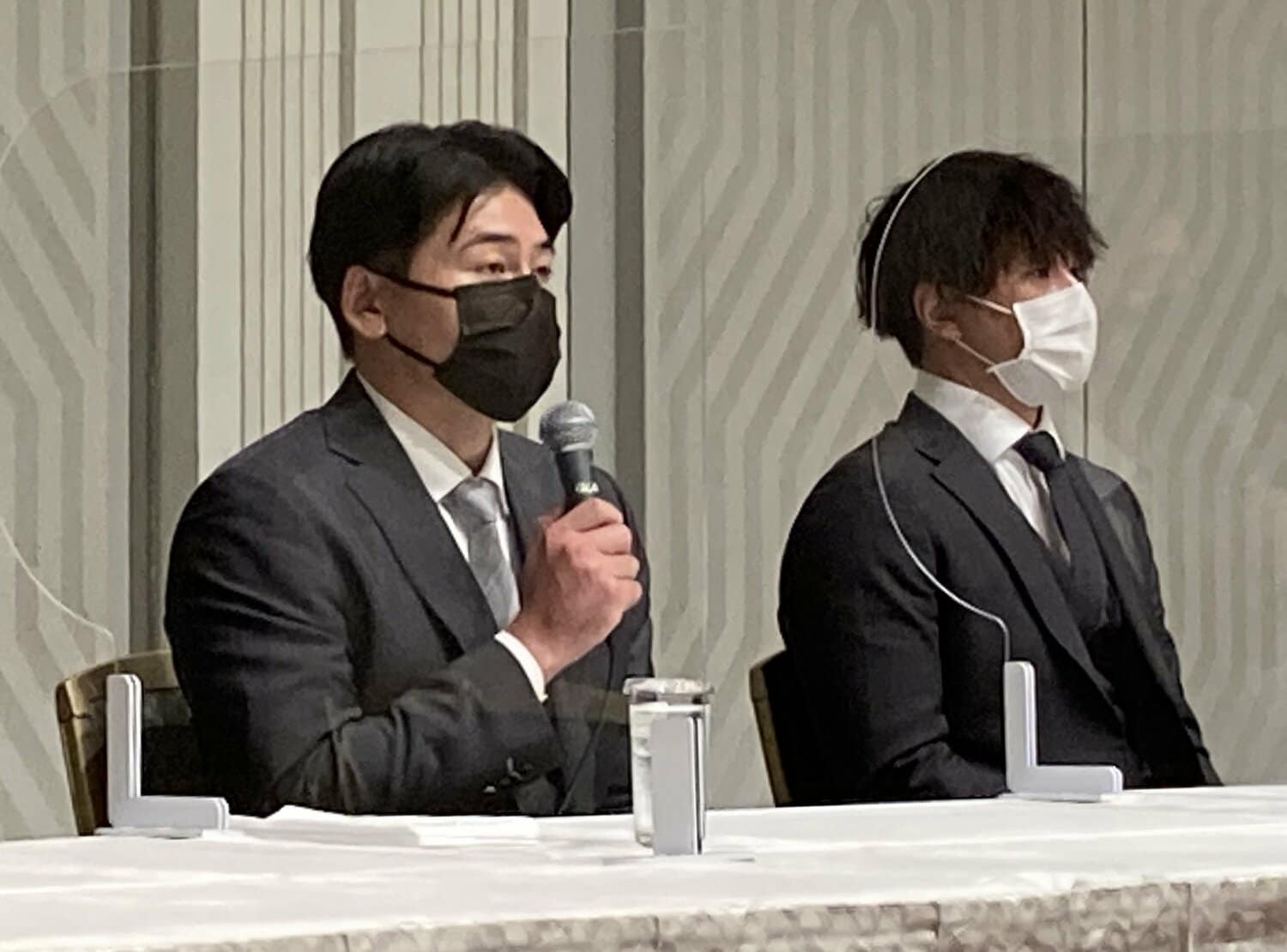 2021年12月、日本プロ野球選手会の新会長に選ばれた會澤翼（左）。右は炭谷銀仁朗前会長 ©JIJI PRESS