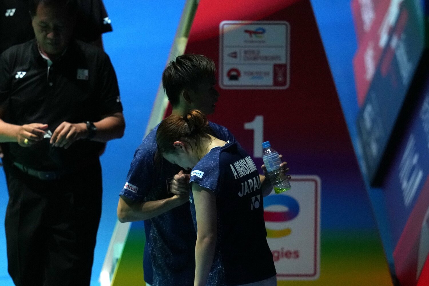 涙を浮かべ落ち込む東野を、渡辺は優しく励ました ©Getty Images