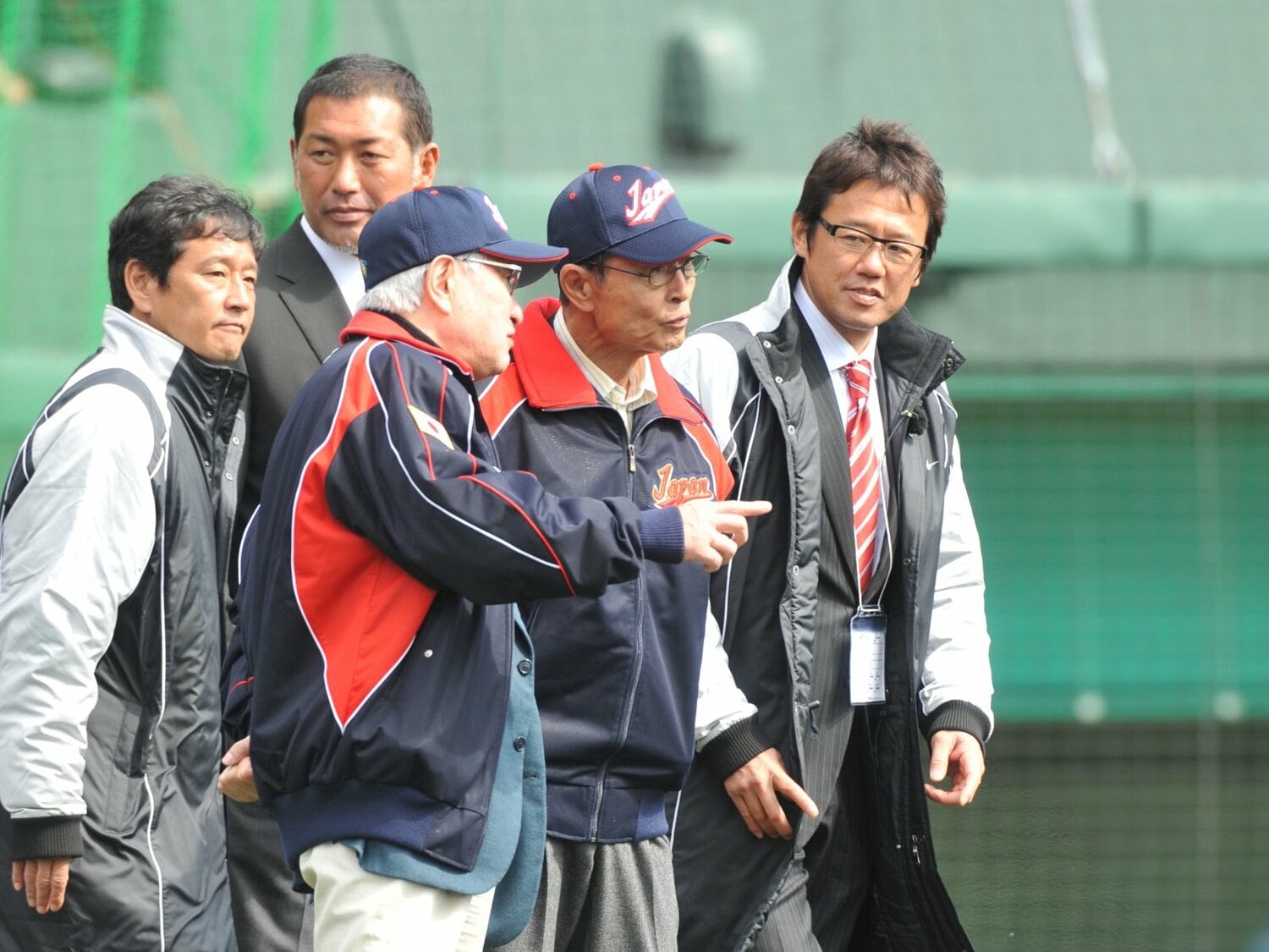 2009年WBCの日本代表合宿を取材に訪れた古田敦也氏（右）は元日本代表監督の王貞治氏の話に耳を傾ける　©︎BUNGEI SHUNJU