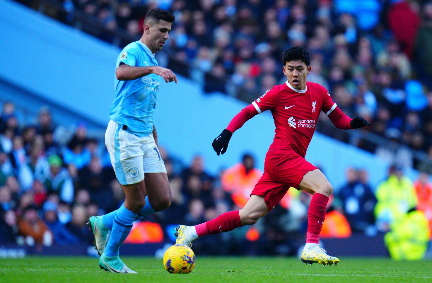 マンチェスター・シティのロドリとマッチアップ ©︎REX/AFLO