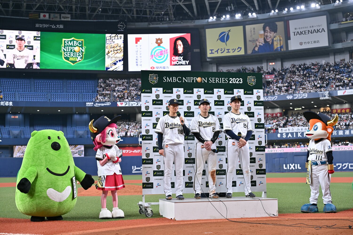 山本由伸、若月、紅林のヒーローインタビュー（代表撮影）　©Hideki Sugiyama