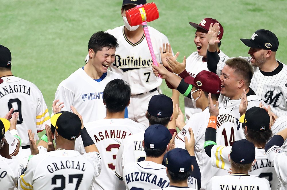 サヨナラ弾を放った清宮に手洗い祝福 ©Sankei Shimbun
