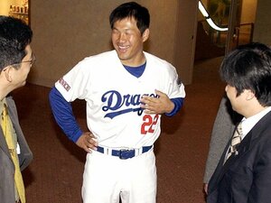 「失礼極まりないよね」契約更改で怒り→ベイスターズ移籍直前、妻に見抜かれた本塁打王の本心…なぜ“生涯中日”から一転トレード志願したか