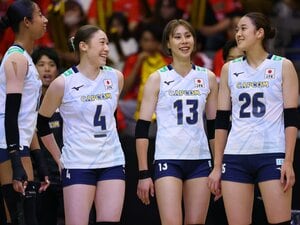 新生日本代表で存在感を発揮する和田由紀子（13番）と佐藤淑乃（26番）。ともに23歳、同じNECレッドロケッツ川崎でプレーする