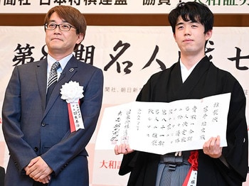 「ギリギリまでブレーキを…」藤井聡太21歳と羽生善治53歳の天才性、「渡辺明先生の興味深い言葉」とは？ 30歳人気棋士の“将棋ウラ話”＜Number Web＞ photograph by Keiji Ishikawa