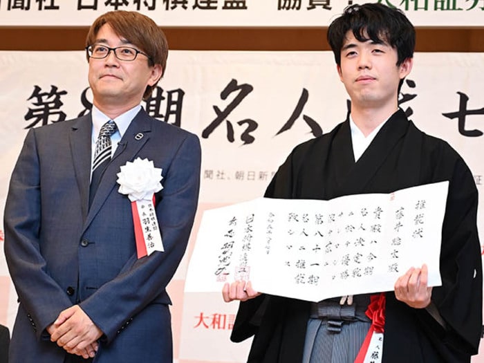 「ギリギリまでブレーキを…」藤井聡太21歳と羽生善治53歳の天才性、「渡辺明先生の興味深い言葉」とは? 30歳人気棋士の“将棋ウラ話”<Number Web> photograph by Keiji Ishikawa