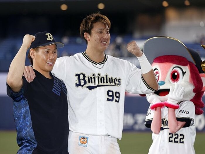 ドラフト10位の「ラオウ」が後輩・吉田正尚と“凸凹ジグザク砲”に… 190cm杉本裕太郎とオリックス交流戦V【週刊セパ記録】＜Number Web＞ photograph by Kyodo News
