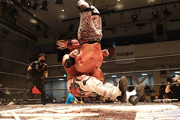 デスマッチのカリスマ”葛西純、後楽園復帰戦での死闘と笑顔の