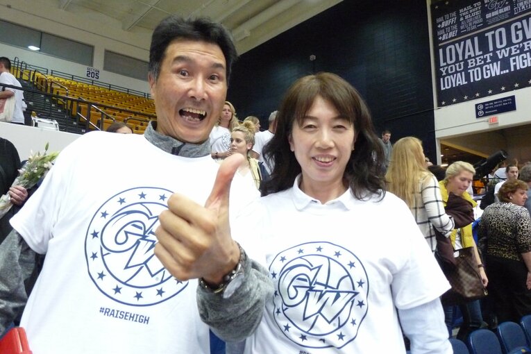 2015年11月、当時大学生だった渡邊雄太の応援に駆けつけた父・英幸さんと母・久美さん（筆者撮影）