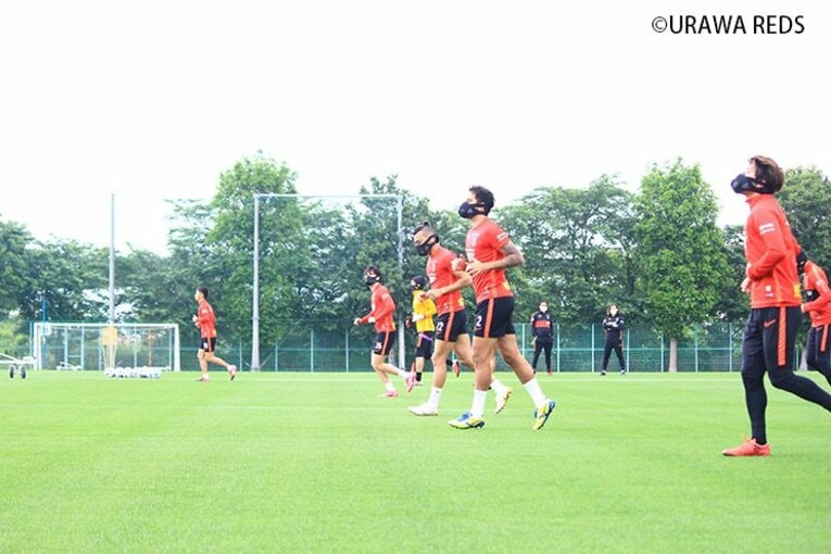 大槻監督が明かす浦和のコロナ対策。在宅トレに専用マスク、選手のケア。(9) ／ photograph by URAWA REDS
