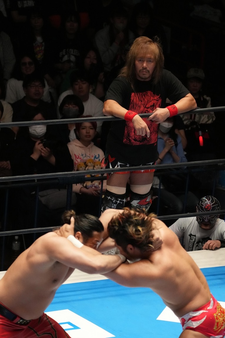 辻陽太と上村優也の前哨戦に視線を送る内藤哲也とBUSHI 　©Masashi Hara