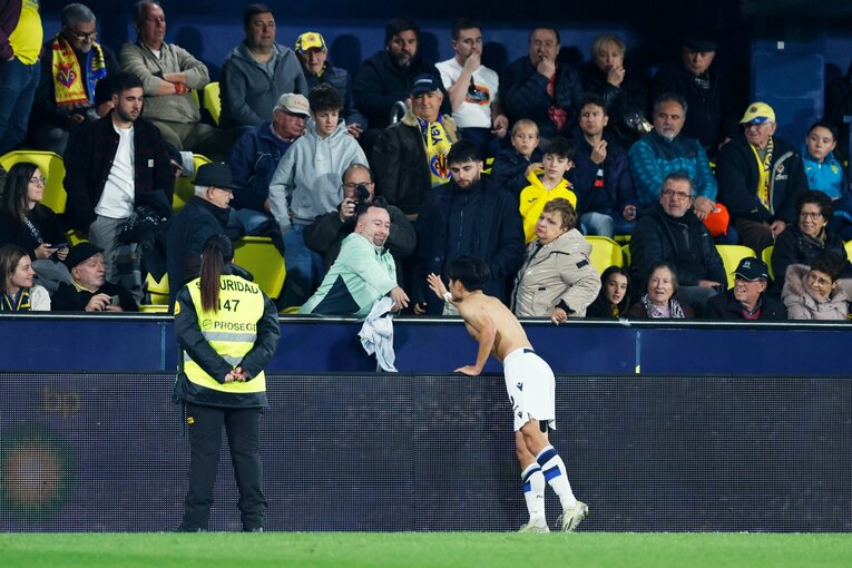 旧知のビジャレアルサポに「はいっ」という感じでユニフォームを　©Daisuke Nakashima