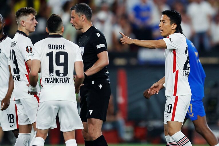 鎌田大地の号泣と“日の丸スパイク”に思い出す4年前の「カタールW杯には絶対出たいですよ」 長谷部誠とのEL優勝写真に“秘められた熱量”とは(23)