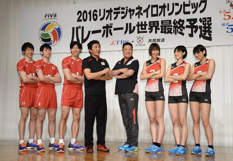 2016年、リオ五輪世界最終予選に向けて行われた記者会見の様子（左から男子代表・石川祐希、柳田将洋、清水邦広、南部正司監督、女子代表・眞鍋政義監督、木村沙織、宮下遥、古賀紗理那）©︎Sankei Shimbun