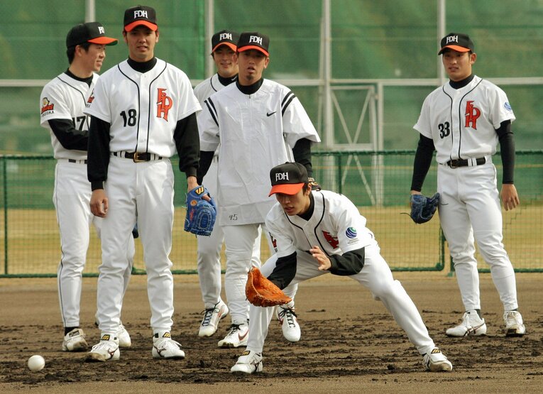 自由獲得枠でダイエーに入団した和田毅投手（右から2人目）と新垣渚投手（左から２人目）。写真は2003年2月の高知キャンプ　©︎JIJI PRESS