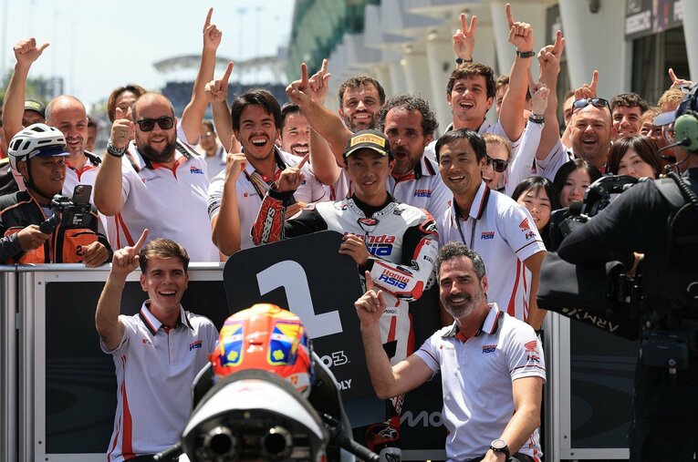 青山博一監督をはじめとするチームスタッフ、駆けつけた家族らとともに勝利を喜ぶ古里　©Satoshi Endo