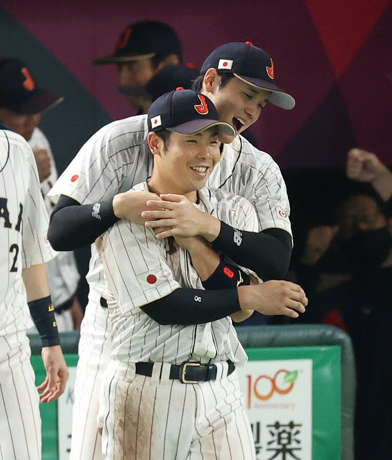 WBC、大谷にハグされる近藤　©JIJI PRESS