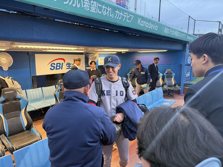 最後の試合後に…堀井監督とハグ　©Yuji Yanagawa