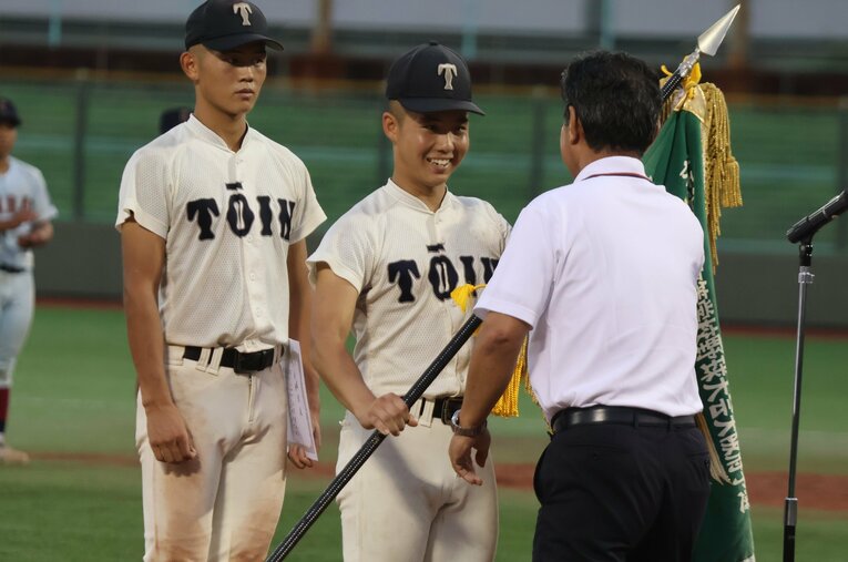 秋季大阪大会を2年ぶりに制した大阪桐蔭ナイン。かつての「常勝軍団」は甲子園に戻ってこられるだろうか？ ／ photograph by Fumi Sawai