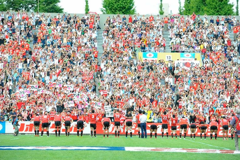 2013年6月15日、秩父宮ラグビー場でウェールズを破った日本代表。キャップ対象試合と認めたテストマッチでホームユニオン（ウェールズ、イングランド、スコットランド、アイルランド）に勝つのは史上初の快挙だった。この日、畠山は18番をつけて後半早々に出場し、スクラムで存在感を発揮した　©︎Toshiya Kondo