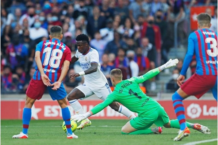 《メッシとロナウド不在の寂しさ》カメラマンが見たクラシコの新風景　17歳ガビや仲良しバルサ＆レアルサポ、殊勲ビニシウスへの“罵倒”(16)