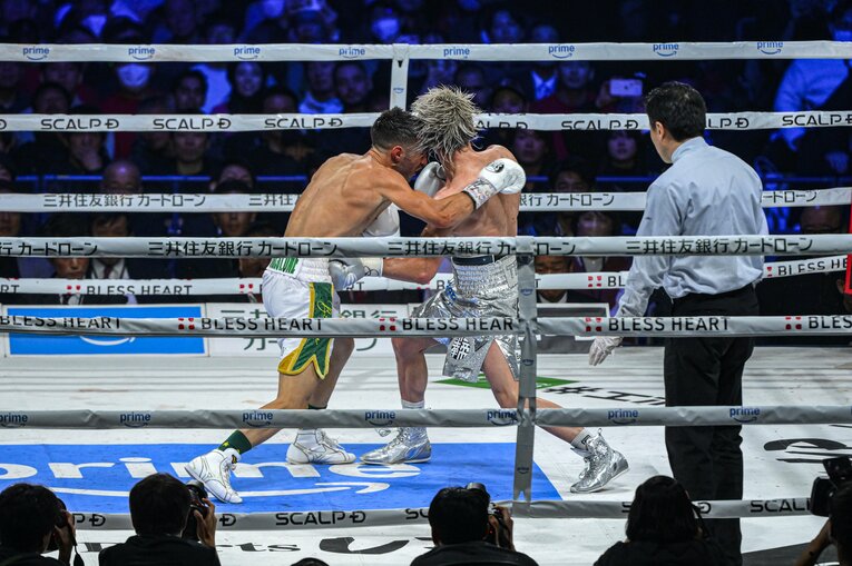 10ラウンド、激しい打ち合いを繰り広げたモロニーと那須川天心　©Takuya Sugiyama