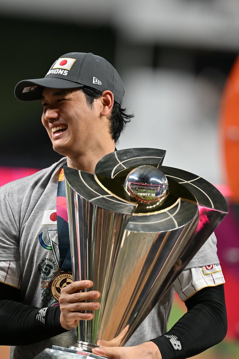 トロフィーを手にこの嬉しそうな表情　©︎Naoya Sanuki