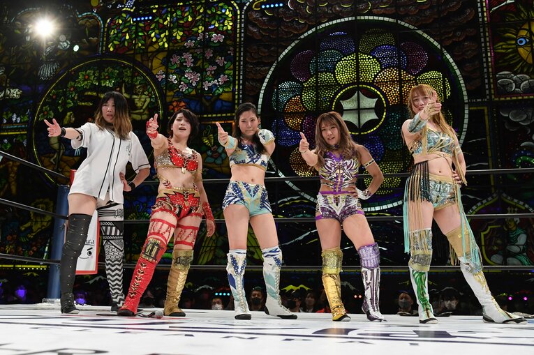 QQのメンバーと指差しポーズを決める天咲光由（中央／クリックするとその他の写真もご覧になれます）