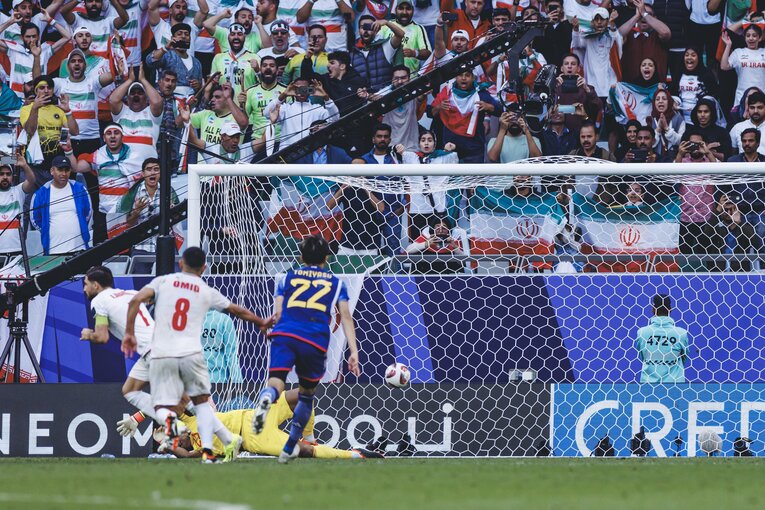 イランのジャハンバフシュにPKを決められた瞬間（4枚目／全4枚）©Kiichi Matsumoto