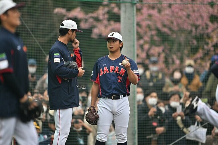 WＢＣ日本代表の宮崎キャンプで。ダルビッシュと話す今永 ／ photograph by Hideki Sugiyama
