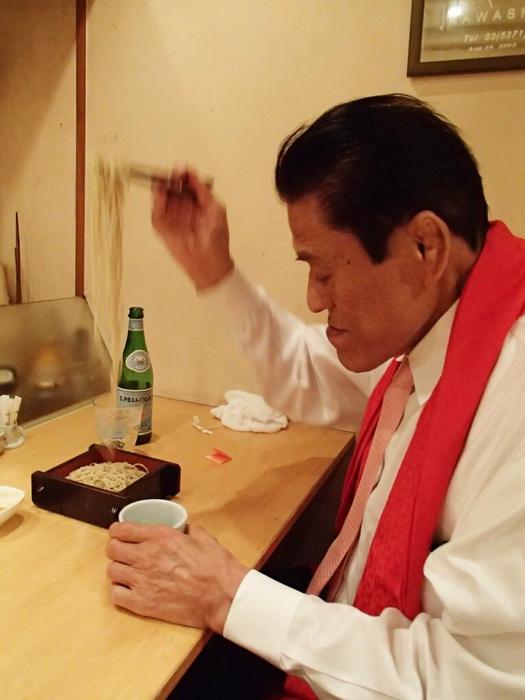『かわしま』のカウンター席で蕎麦を食べる猪木