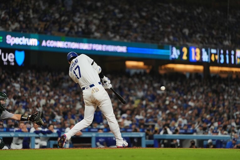 アスレチックス戦の4回、15号本塁打を放った大谷　©︎Shizuka Minami