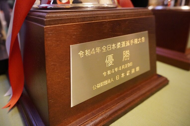 自宅に飾られたトロフィー