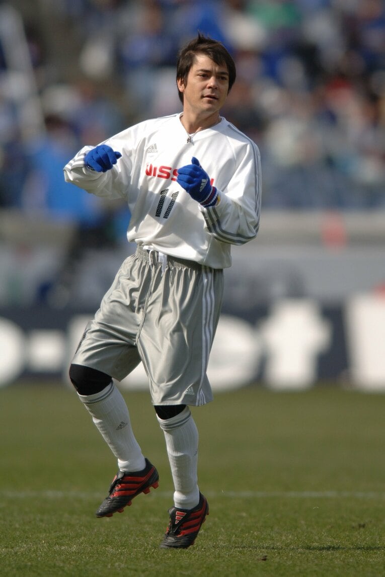 2005年Jリーグオープニングエキシビジョンマッチ「横浜F・マリノスOB vs　OBスターズ」に出場した川平慈英　©︎Masakazu Watanabe/AFLO SPORT