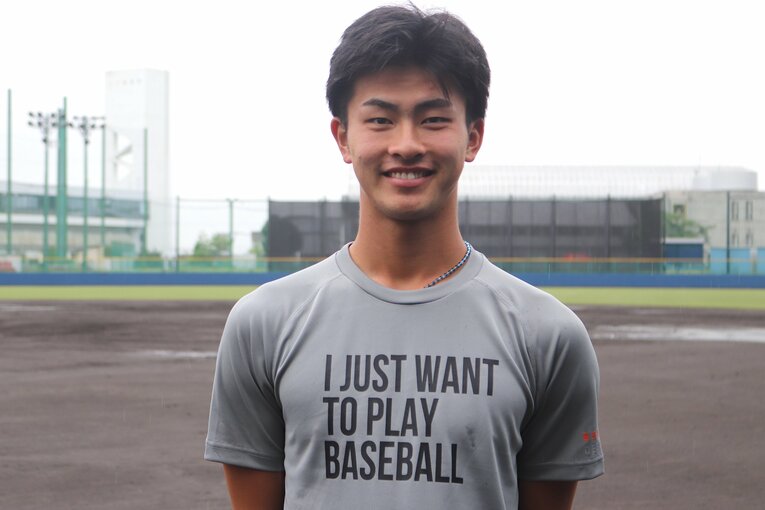 練習後、笑顔で写真撮影に応じた古謝樹投手（桐蔭横浜大）　©︎Yu Takagi