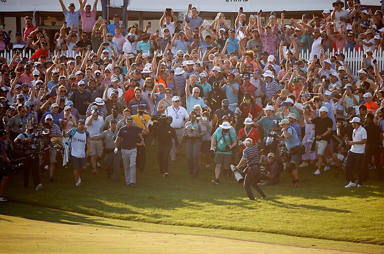 史上最年長メジャー優勝が懸かった18番ホール、ミケルソンのプレーに興奮するギャラリーたち ／ photograph by Getty Images