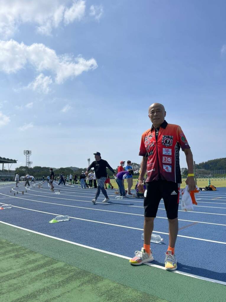 モルックをする井手らっきょさん　写真は本人提供