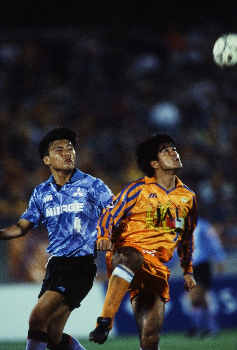 清水時代の永島と浦和DF曺貴裁（現・京都監督）とのマッチアップ（1994年）　©︎J.LEAGUE