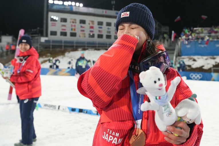 ミラノ五輪ジャンプ混合団体で銅メダルを獲得した日本チーム　©Tsutomu Kishimoto／JMPA